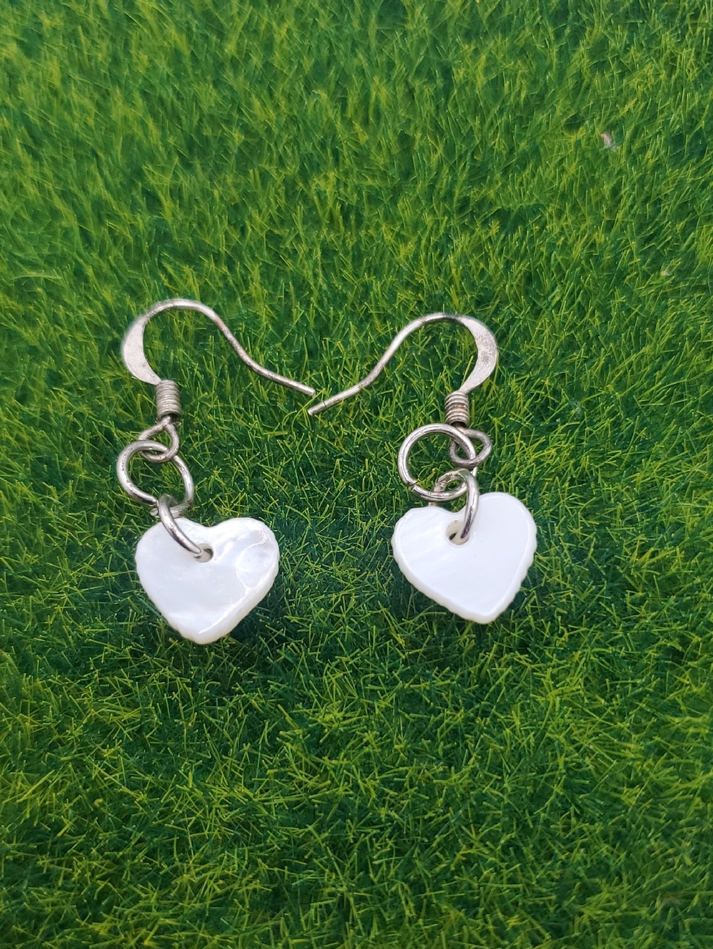Mother Of Pearl Heart Drop Earrings Featuring White Hearts E1119